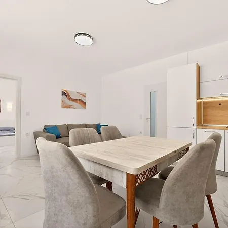 Апартамент Zhelyazkova Sunny 2br *